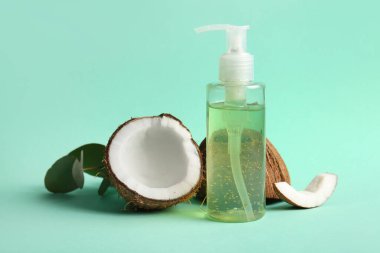 Hindistan cevizi kozmetik yağı ve turkuaz arka planda okaliptüs.