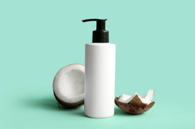 Turkuaz arka planda hindistan cevizi kozmetik ürünü.