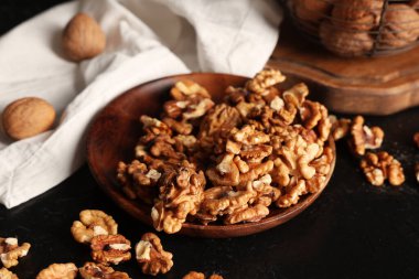 Siyah arka planda lezzetli kabuklu cevizler.