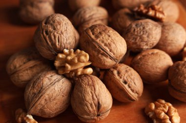 Ahşap arka planda bir sürü lezzetli ceviz, yakın plan.