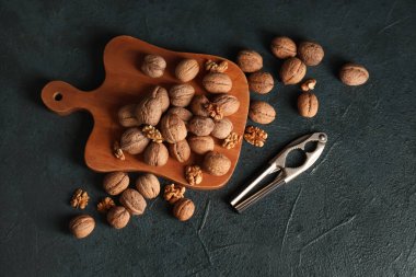 Tahta tahta tahta, lezzetli cevizler ve fındıkkıran.