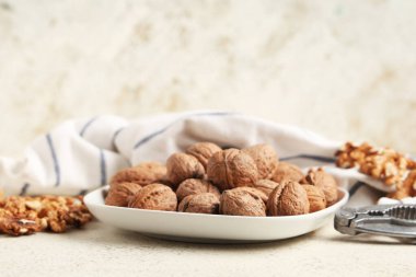 Beyaz arka planda lezzetli ceviz ve fındıkkıran tabağı.