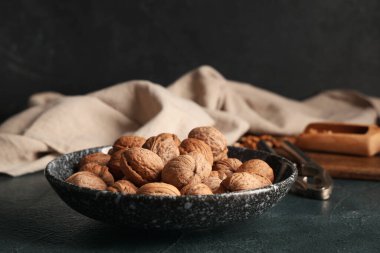 Koyu arka planda lezzetli cevizli kase.