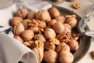 Gri arka planda lezzetli cevizli ve fındıkkıran.