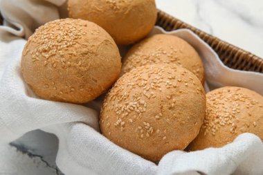 Beyaz arka planda susamlı taze çörekler, yakın plan.