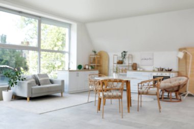 Tezgahlı, kanepeli ve yemek masalı aydınlık mutfağın bulanık görüntüsü