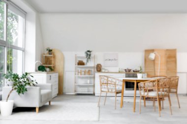 Tezgahlı, kanepeli ve yemek masalı aydınlık mutfağın bulanık görüntüsü