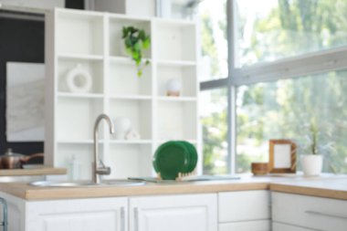 Tezgah, lavabo ve raf üniteli bulanık mutfak manzarası