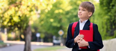 Sınıflar açık sonra Sevimli küçük öğrenci