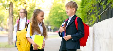 Sınıflar açık havada sonra Sevimli küçük öğrenciler