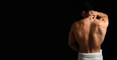 Kas yığını seksi vücut geliştirici koyu arkaplan üzerinde metin için boşluk, arka görünüm