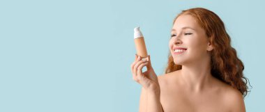 Temeli açık mavi arkaplan üzerine kurulmuş genç kızıl saçlı kadın.