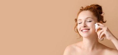 Bej arka planda temeli olan kızıl saçlı genç bir kadın ve metin için yeri var.