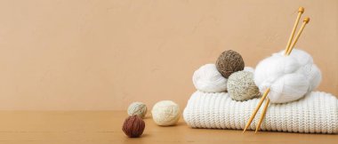 Örgü süveter, iğneler ve iplik kahverengi arkaplanda metin için yer var