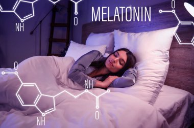 Genç bir kadın geceleri yatakta uyuyor. Melatonin kavramı