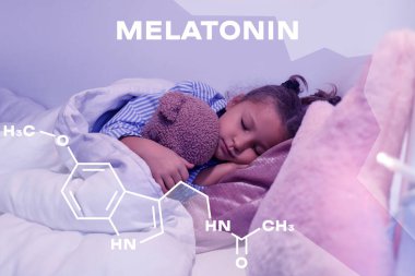 Oyuncak ayılı şirin kız geceleri yatak odasında uyuyor. Melatonin kavramı