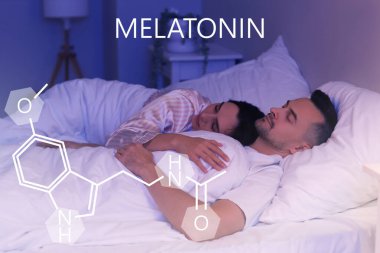 Genç çift geceleri yatakta uyuyor. Melatonin kavramı
