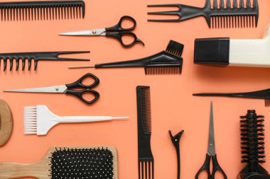 Kırmızı arka planda kuaför aksesuarları olan kompozisyon