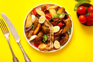 Yumurtalı, domatesli ve domuz pastırmalı lezzetli patates salatası.
