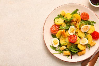 Hafif arka planda yumurta ve domatesli lezzetli patates salatası.