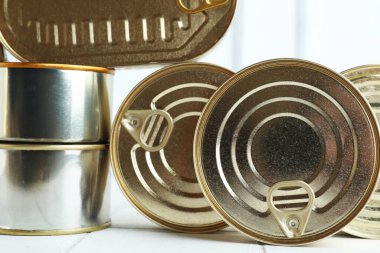 Beyaz kiremitli balıklı farklı teneke kutular.