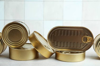 Beyaz masada balık dolu teneke kutular.