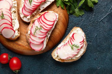 Lezzetli turplu bruschetalar ve siyah masada sebzeler.