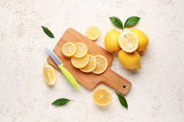 Beyaz arka planda taze limonları olan tahta