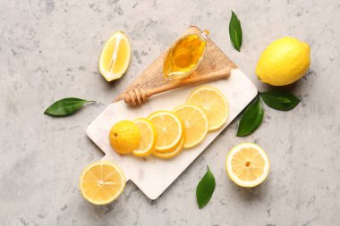 Taze limonlu tahta ve gri grunge arka planda bal