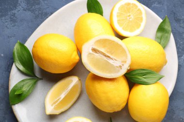 Mavi grunge arka planında taze limon tabağı