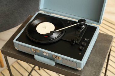 Odadaki masada vinil diski olan kayıt çalar, yakın plan