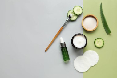 Doğal kozmetik ürünleri, malzemeler ve renk arkaplanına pamuk pedleri içeren kompozisyon