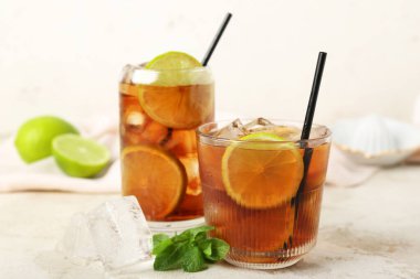 Hafif arka planda bir bardak lezzetli Küba Libre kokteyli.