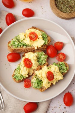 Lezzetli omlet, sandviç ve sebzeli tabak.