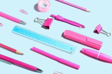 Mavi arkaplanda kırtasiye malzemeleri