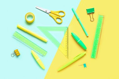 Renk arkaplanı üzerine kırtasiye malzemeleri
