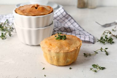 Hafif arka planda lezzetli etli börekler.