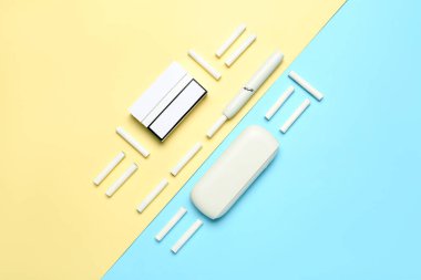 Modern elektronik puro ile kompozisyon ve renkli arka planda yapışır