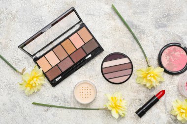 Grunge arka planında farklı kozmetik ürünleri olan güzel nergisler.