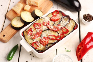 Hafif ahşap arka planda patlıcanlı patlıcan yemeği.