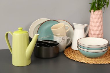 Çaydanlıklı kompozisyon ve siyah masada farklı mutfak malzemeleri.