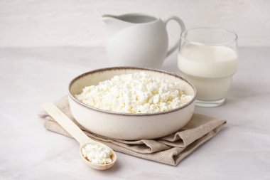 Hafif arka planda lezzetli süzme peynirli kase