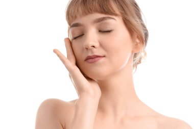 Beyaz arka planda güzel bir genç kadın, yakın plan.