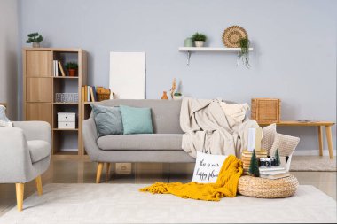 Sıcak battaniyeler ve kitaplarla dolu rahat bir oturma odası.