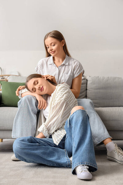 Молодая лесбийская пара отдыхает дома