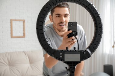 Spor düşkünü erkek blogcu evde video kaydediyor.
