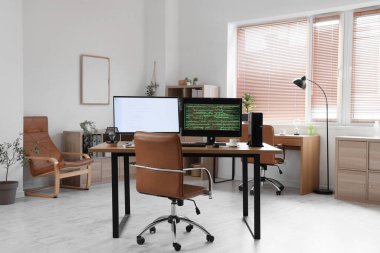 Bilgisayarlı programcının modern işyeri