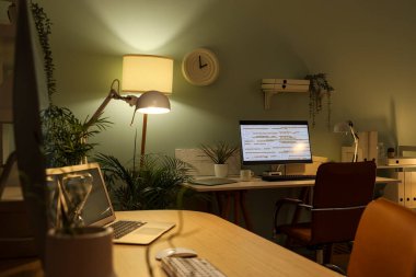 Modern bilgisayarları ve parlak lambaları olan programcıların şık işyerleri