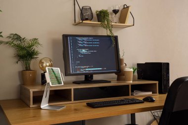Bilgisayarlı programcının modern işyeri