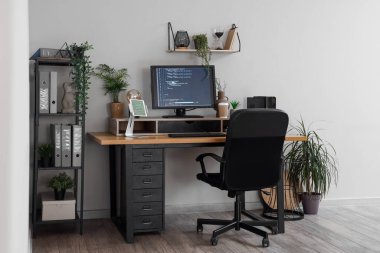 Bilgisayarı ve koltuğu olan modern programcı işyeri